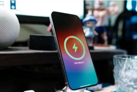 岳塘苹果15换屏服务分享用什么充电器给iPhone15充电更好 